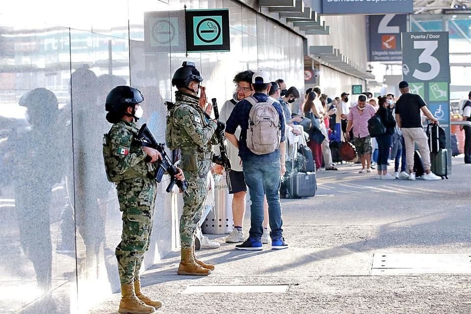 Los marinos ya están a cargo de la vigilancia en el AICM.