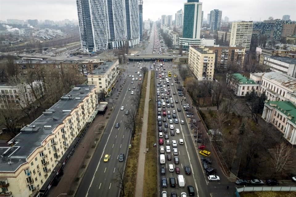 Un fuerte tráfico vehicular se registra en Kiev ante la cantidad de personas que buscan escapar.