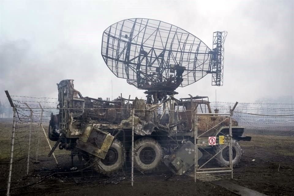 Equipo de radares destruido en la ciudad portuaria de Mariupol, Ucrania.