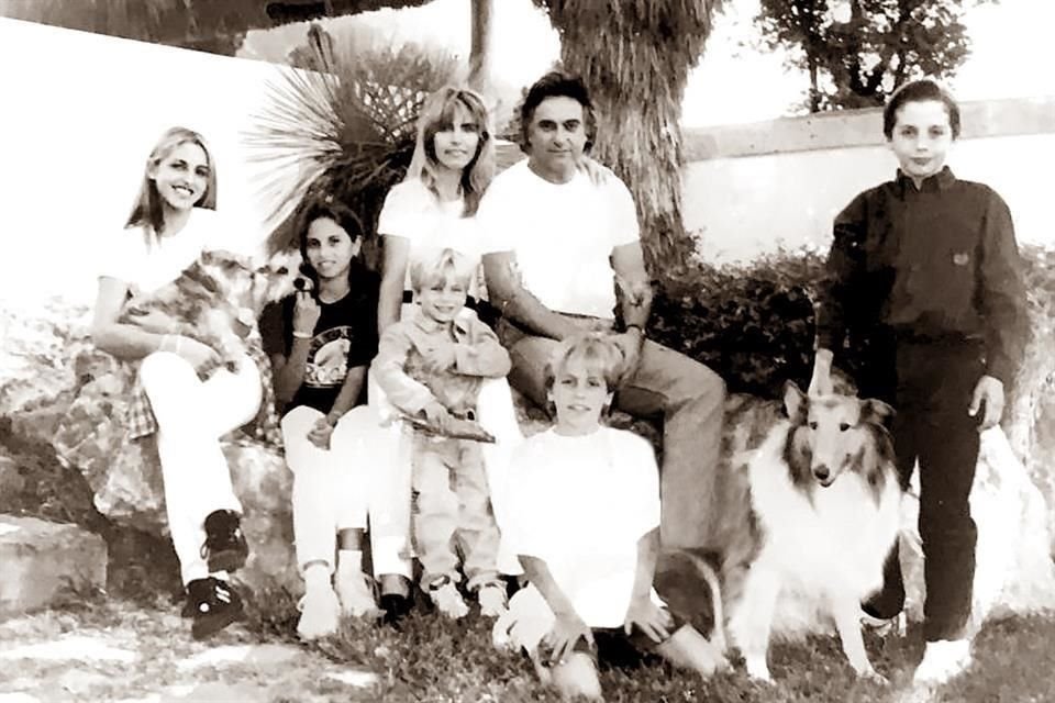 Con sus papás Francis Williams y Roberto Santos de Hoyos, y sus hermanos Francis, Adrián, Pablo<br>(finado) y Roberto