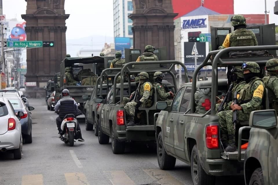 Los soldados se desplazaron por la Carretera a Laredo en una caravana de más de 20 unidades, luego tomaron Universidad y a las 11:20 horas entraron al centro de Monterrey.