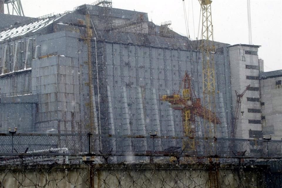 Foto de archivo del sarcófago de concreto que cubre la planta nuclear de Chernobyl.