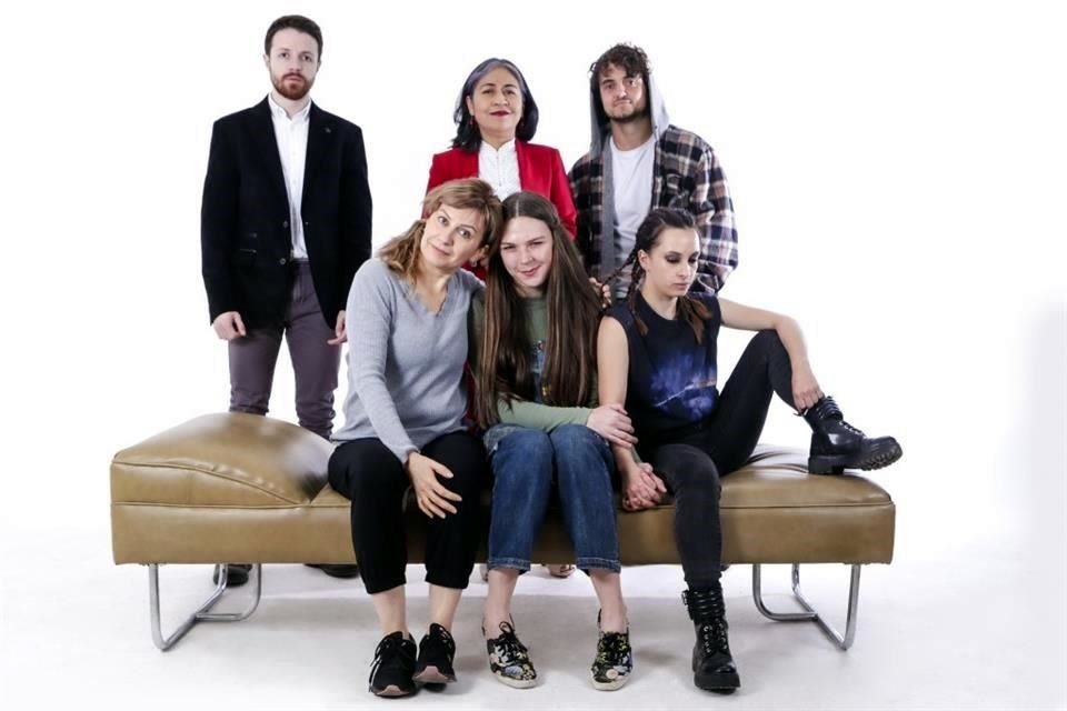 La puesta en escena 'El Viento en un Violín', debuta en el Teatro Milán para hablar de maternidad, familia y la pérdida de la cordura.