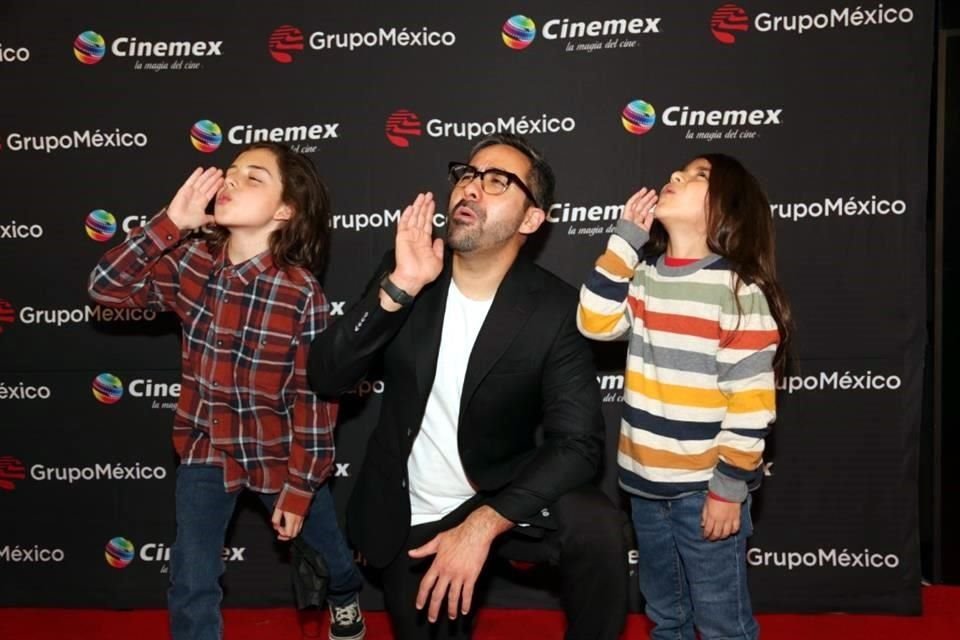 Samuel Kishi con los actores de la película 'Los Lobos' en una proyección a beneficio en Plaza Patria.