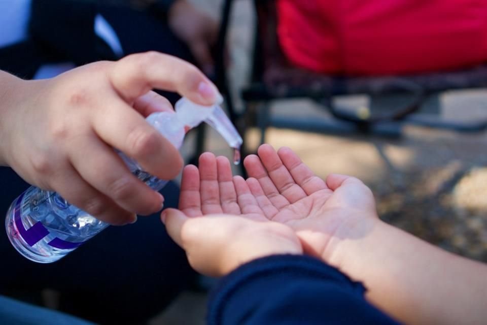 Usar gel sanitizante y lavarse las manos por el Covid-19 ha tenido un impacto negativo en el medio ambiente, señala estudio.