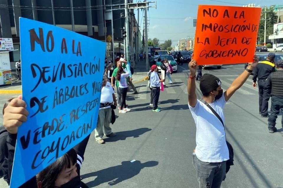 Vecinos de Coyoacán se manifestaron contra instalación de memorial y cuestionaron que homenaje se construya en Coyoacán y no en Tlalpan.