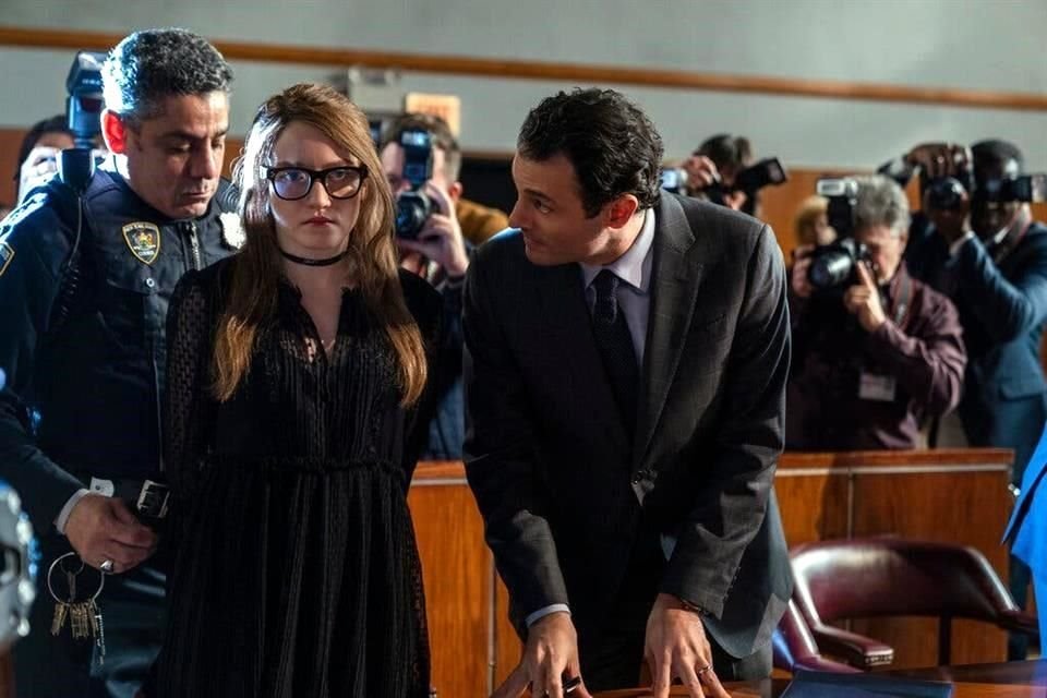 Julia Garner con Arian Moayed, a la derecha, quien interpreta a su abogado en el juicio.