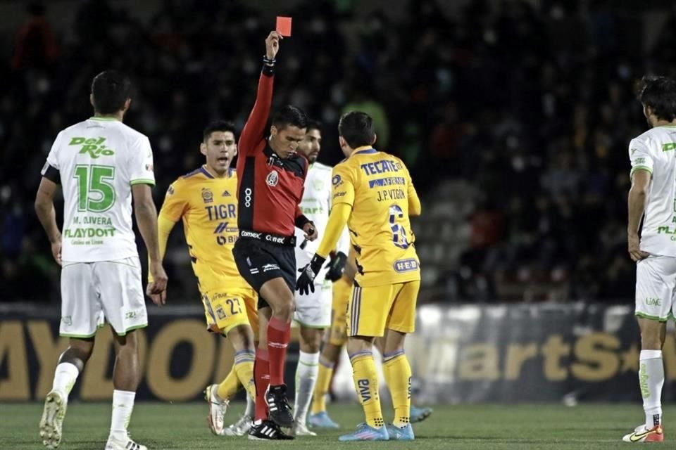 Juan Pablo Vigón había sido expulsado, pero el árbitro central cambió la roja por una tarjeta amarilla.