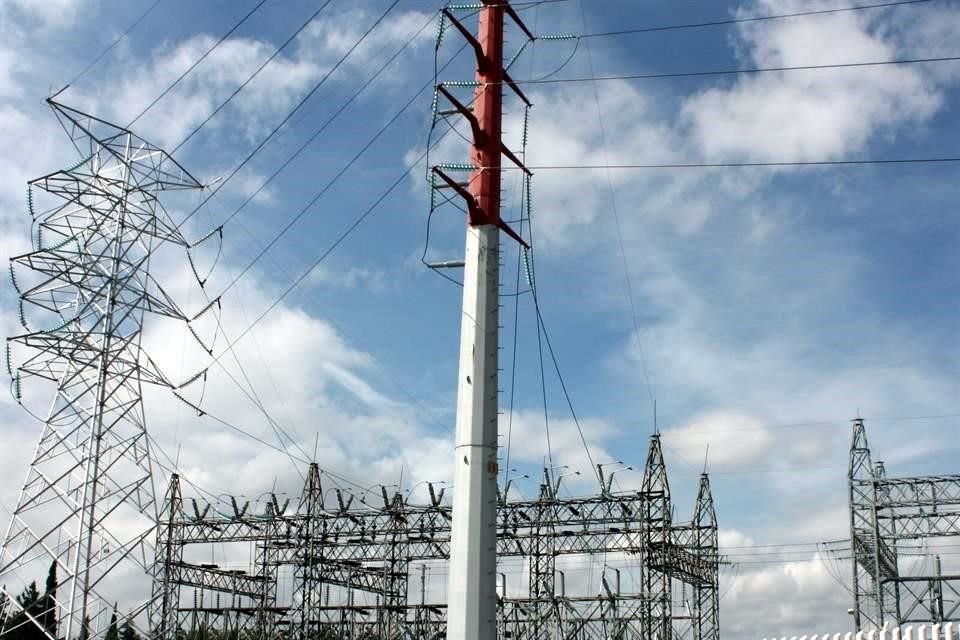 Destacan que Nuevo León tiene un superávit de energía eléctrica: produce 14 mil gigawatts y se utilizan solamente 10 mil. 