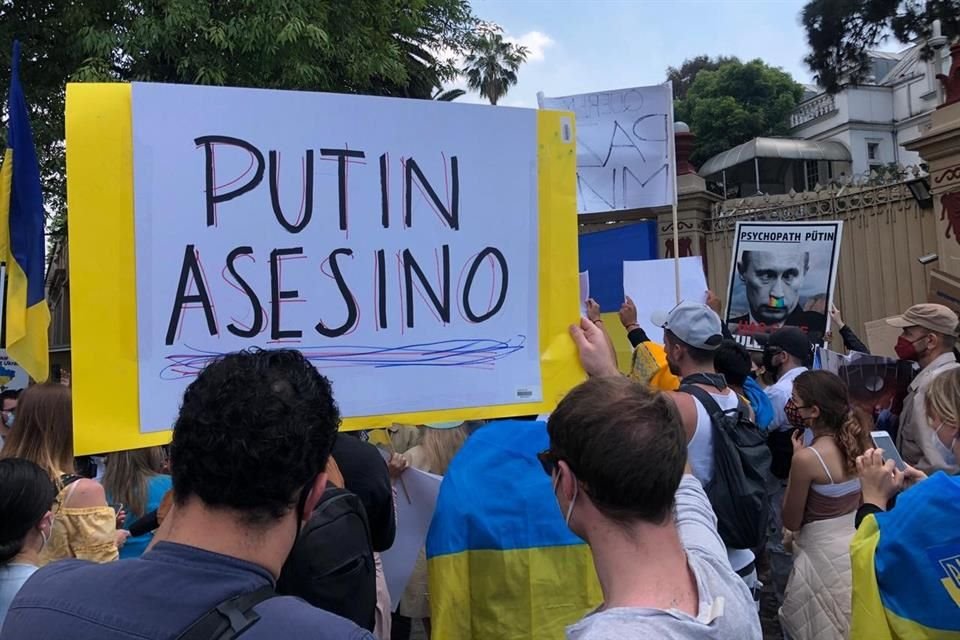 Se lee en un cartel la frase 'Putin asesino', durante manifestación de ucranianos residentes en el País.