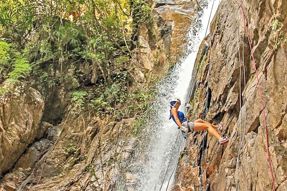 Vallarta Adventures presenta todo un abanico de experiencias. Por ejemplo, deslizarse por tirolesas o convertirse en todo un experto del rappel en algunos puntos de la Sierra Madre.