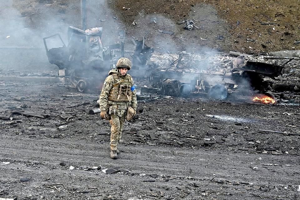 La ofensiva militar de Rusia encontró resistencia de combatientes en la capital Kiev, donde militares y civiles ucranianos luchaban.