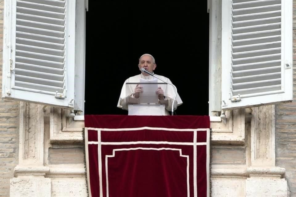 El Papa Francisco este domingo durante su audiencia desde la biblioteca del Vaticano.