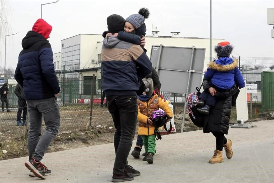 Refugiados ucranianos caminan en el cruce fronterizo con Polonia de Medyka.