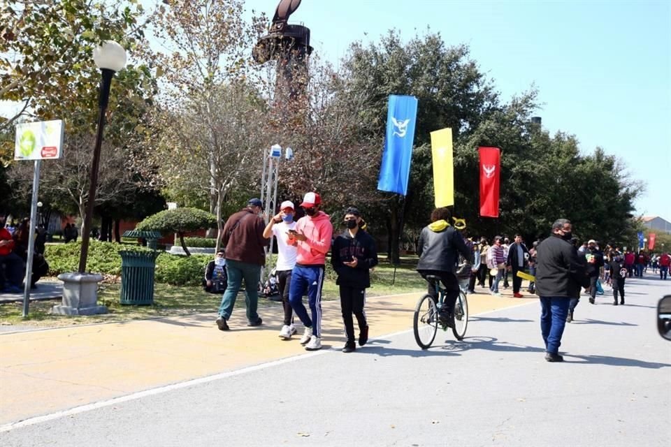 El Gobernador Samuel García acompañado de su esposa Mariana Rodríguez visitaron el Parque Fundidora para participar en el evento Pokemon Go Tour.