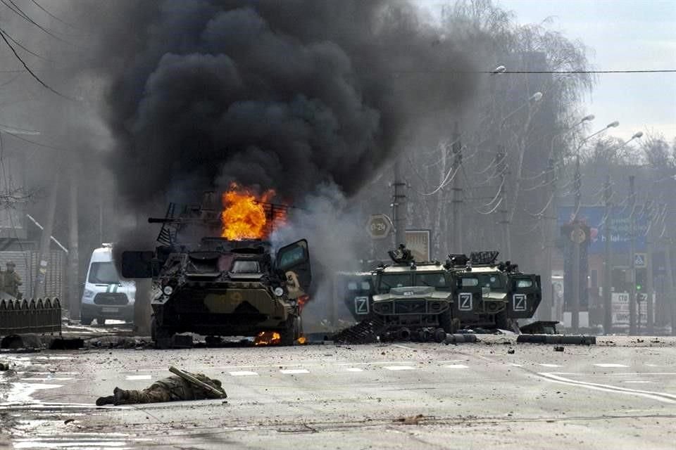 Vehículos militares abandonados después de combates en Járkov, Ucrania.