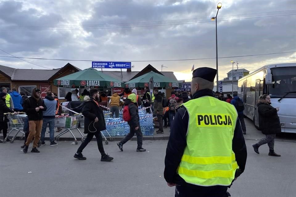 Un policía vigila el paso de refugiados en Medyka, Polonia.