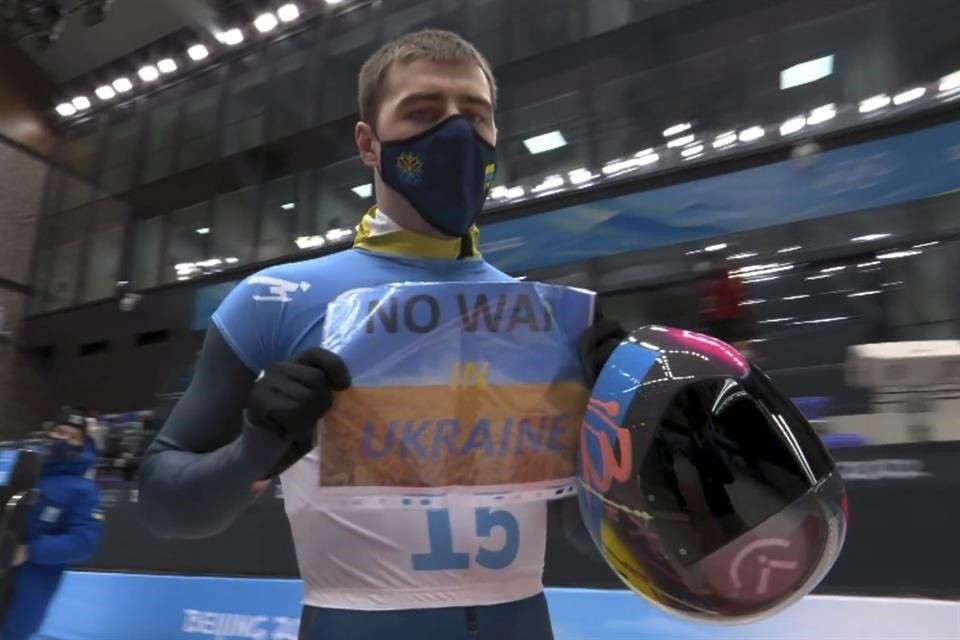 Vladyslav Heraskevych mostró en Beijing 2022 un letrero con el mensaje: 'No a la guerra en Ucrania'.