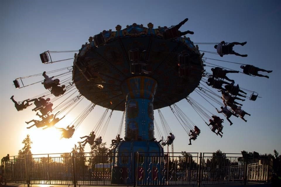 Con el deseo de superar los 90 mil asistentes en su tercer día de locura, el EDC (Electric Daisy Carnival) ha logrado 'fumigar' con alcohol al público.