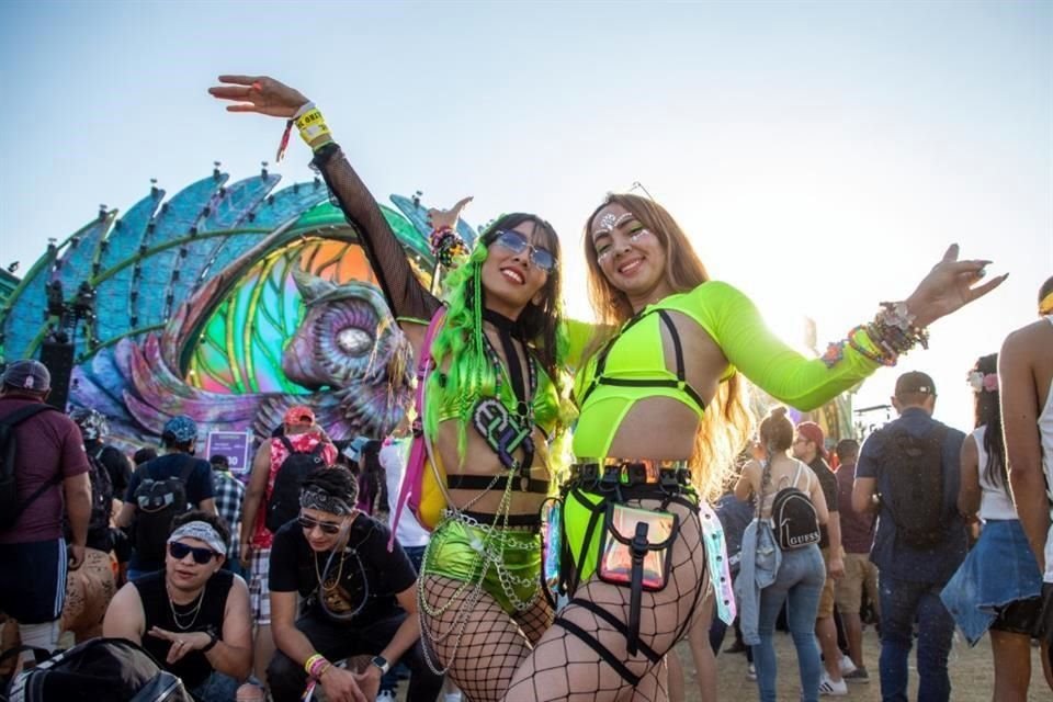 Con el deseo de superar los 90 mil asistentes en su tercer día de locura, el EDC (Electric Daisy Carnival) ha logrado 'fumigar' con alcohol al público.