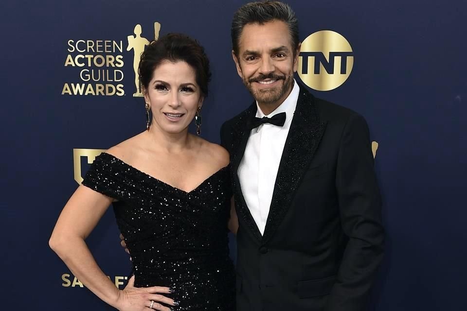 La película 'CODA: Señales del Corazón', donde participa el mexicano Eugenio Derbez (en foto, junto a su esposa Alessandra Rosaldo), ganó el premio principal en la gala de los SAG Awards.