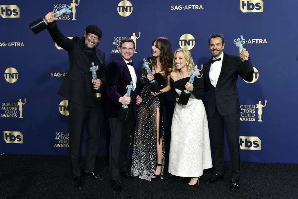 La edición 2022 de los SAG Awards comenzó con un mensaje de paz para las víctimas del conflicto bélico entre Ucrania y Rusia. El cast de 'CODA', incluyendo a Eugenio Derbez, celebró su victoria.