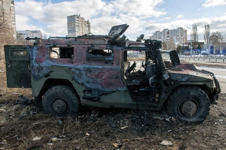 Un vehículo militar incendiado en la ciudad ucraniana de Járkov.