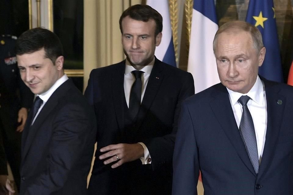 Los Presidentes de Ucrania, Volodymyr Zelensky, de Francia, Emmanuel Macron, y de Rusia, Vladimir Putin, en una reunión en 2019.