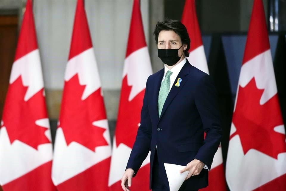 El Primer Ministro canadiense, Justin Trudeau, llega a una conferencia de prensa en Ottawa.