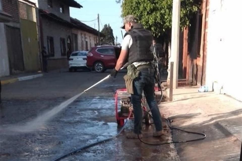 En redes circularon fotos de integrantes del comando armando limpiando la escena del crimen donde ocurrió la multiejecución.