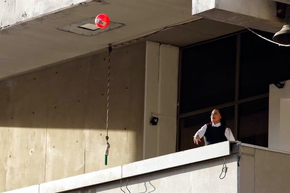 Durante un evento, la Alcaldesa  Sandra Cuevas lanzó pelotas a personas reunidas en la explanada, algunas de las cuales llevaban pegados billetes de $500.