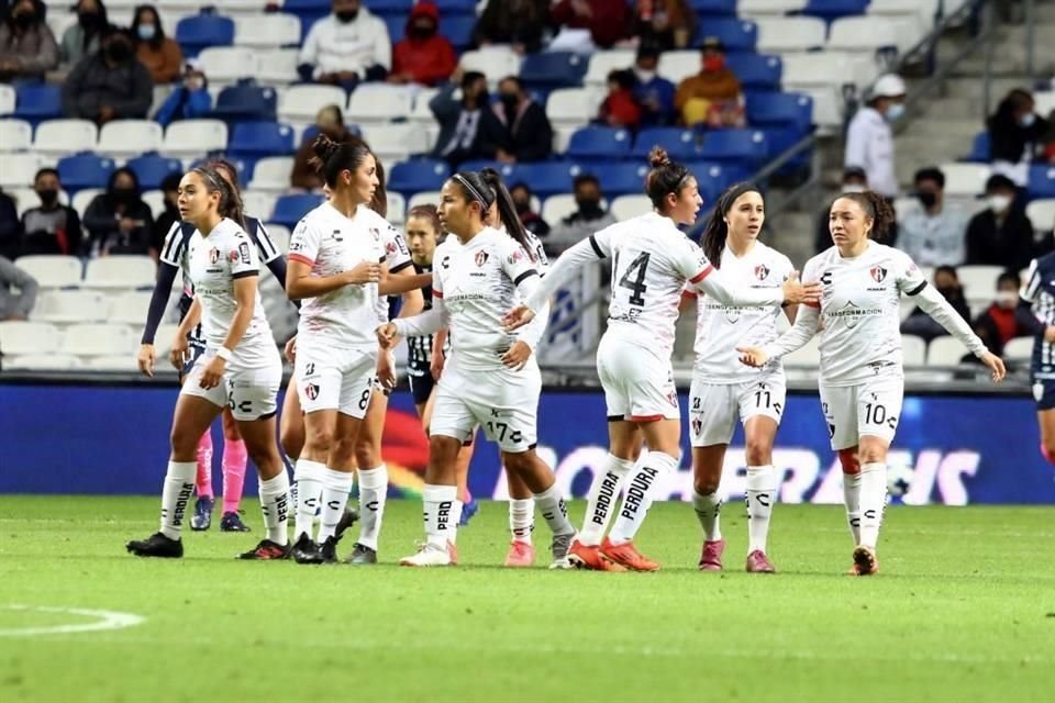 El festejo del primer gol albiazul duró poco, pues Fabiola Ibarra (11) rápido empató el partido.