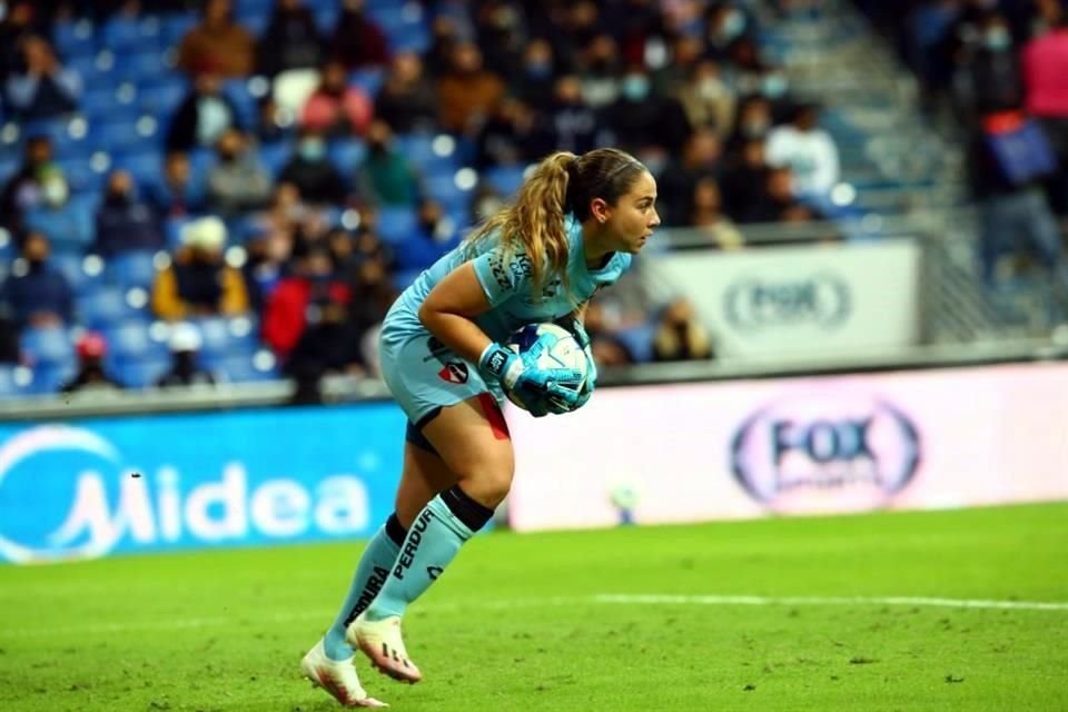 La portera Ana Gaby Paz se equivocó en su intento de despejar un balón que a la postre tomó Burkenroad para su gol.