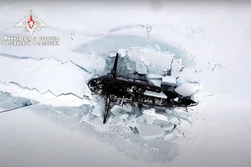 Un submarino ruso rompe el hielo en el Ártico al salir a la superficie durante ejercicios militares en 2021.