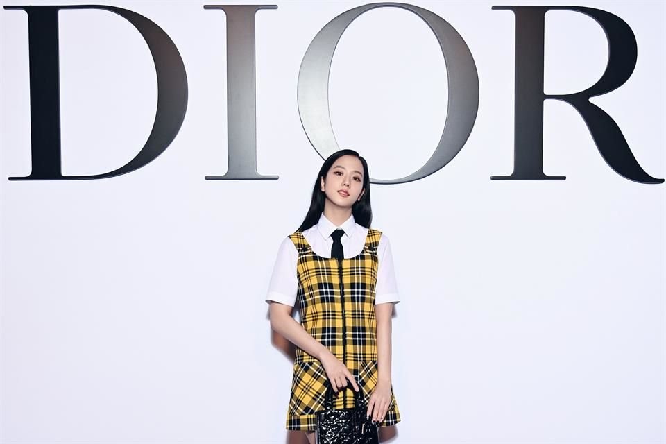 Jisoo lució un vestido Dior a cuadros amarillo y negro.