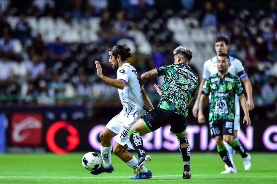 Rodolfo Pizarro aportó poco al ataque albiazul.