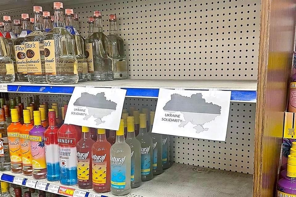 Las sanciones por el ataque de Rusia a Ucrania llegaron al vodka; licorerías en EU y Canadá retiraron botellas y algunas promueven el licor ucraniano.