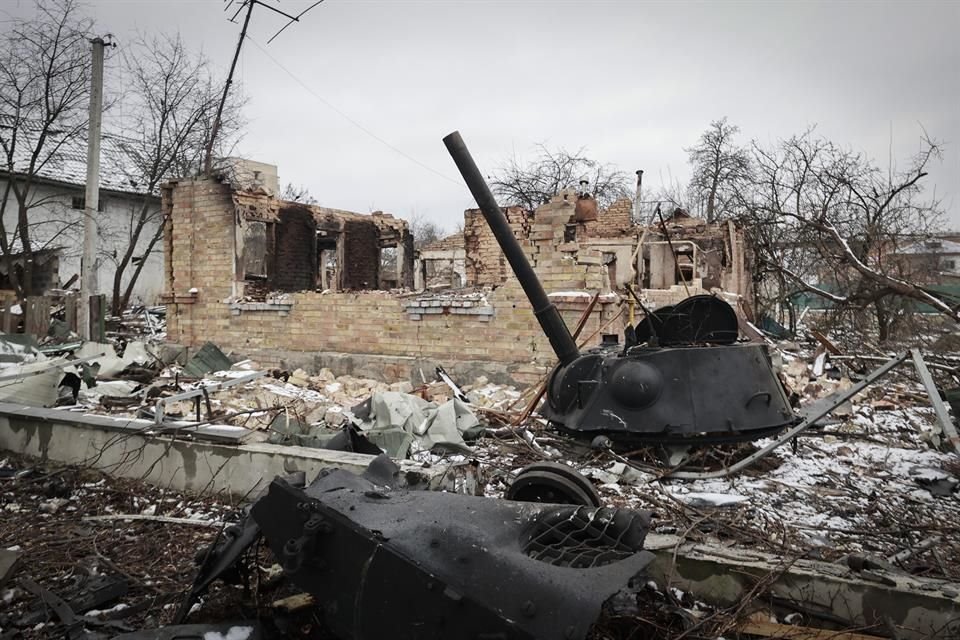 Edificios destruidos vistos en la ciudad de Bucha, cerca de la capital Kiev, Ucrania