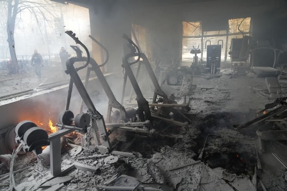 Un gimnasio dañado tras los bombardeos en Kiev, Ucrania.
