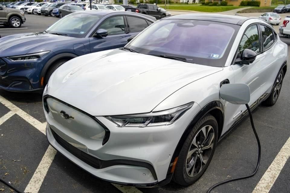 Ford dijo que planea poder fabricar 2 millones de vehículos eléctricos anualmente para 2026, un gran avance respecto de los 600 mil que espera para 2024.