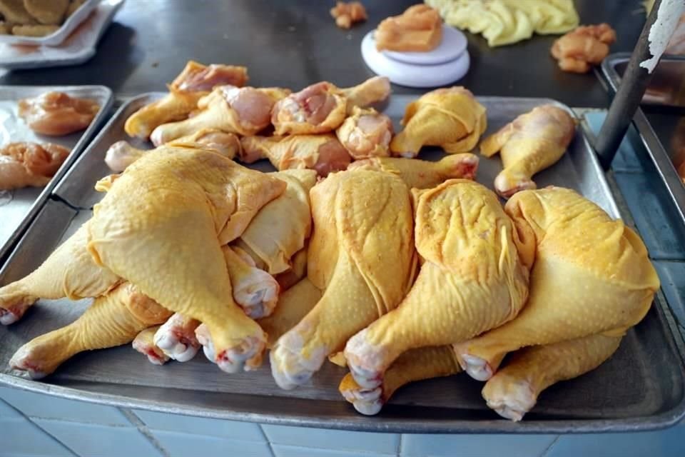 Al cierre de 2024, México importó un millón 3 mil 954 toneladas de pollo, principalmente de Estados Unidos y Brasil.