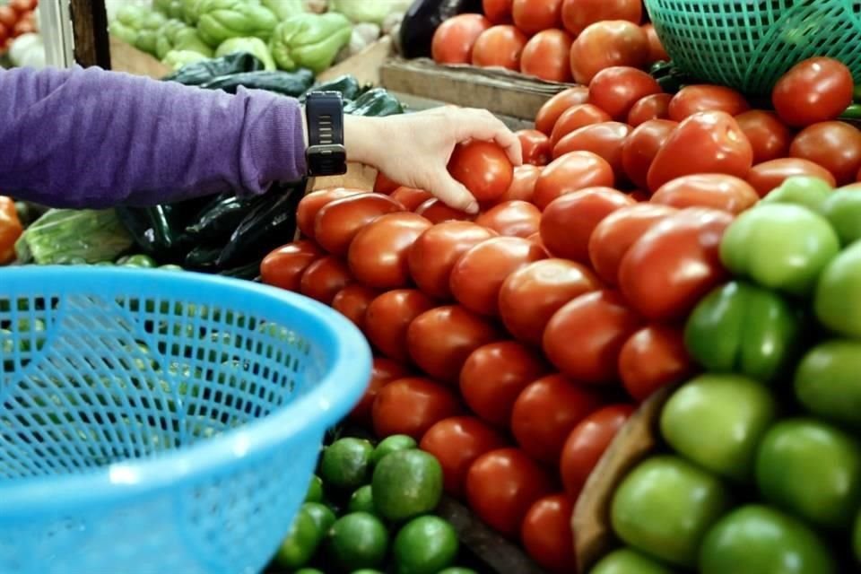 AMLO informó que dialoga con empresarios para definir aplicación de medidas que permitan frenar la inflación en los productos básicos.