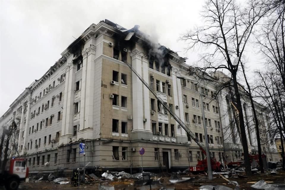 Bomberos en Járkov intentan apagar el fuego sobre la sede de los servicios de inteligencia.