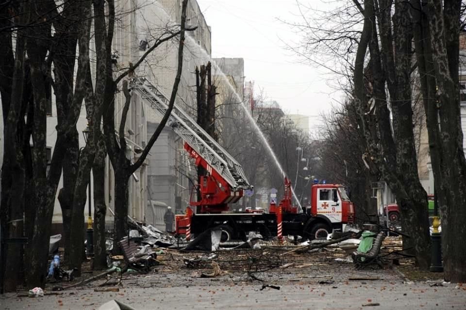 Bomberos trabajan en el incendio de la sede de inteligencia.