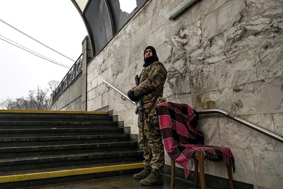 Un soldado hace guardia en la entrada de una estación del Metro de Kiev.