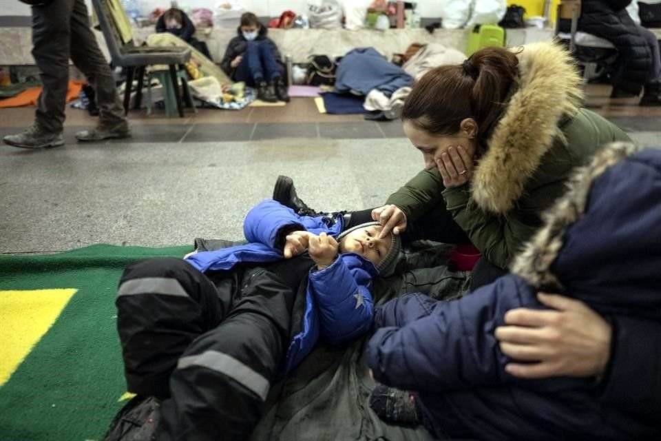 familias ucranianas han estado viviendo en el metro ante el temor de los bombardeos.