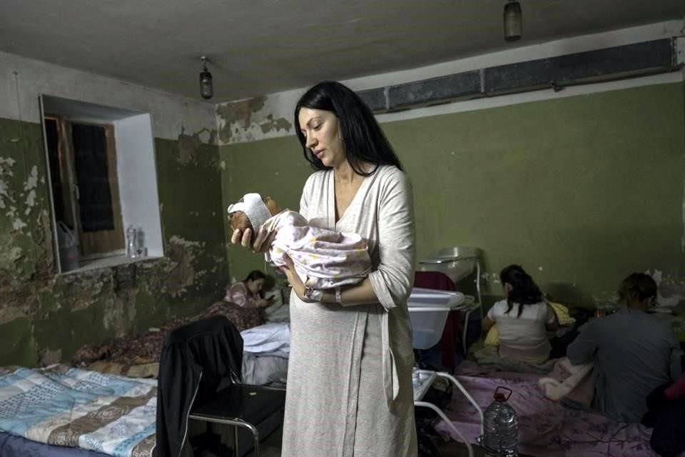 En un hospital maternal de Kiev, el personal adaptó el sótano para que las mujeres den a luz.