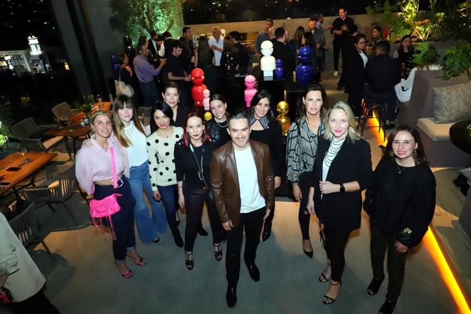 El artista con un grupo de amistades.