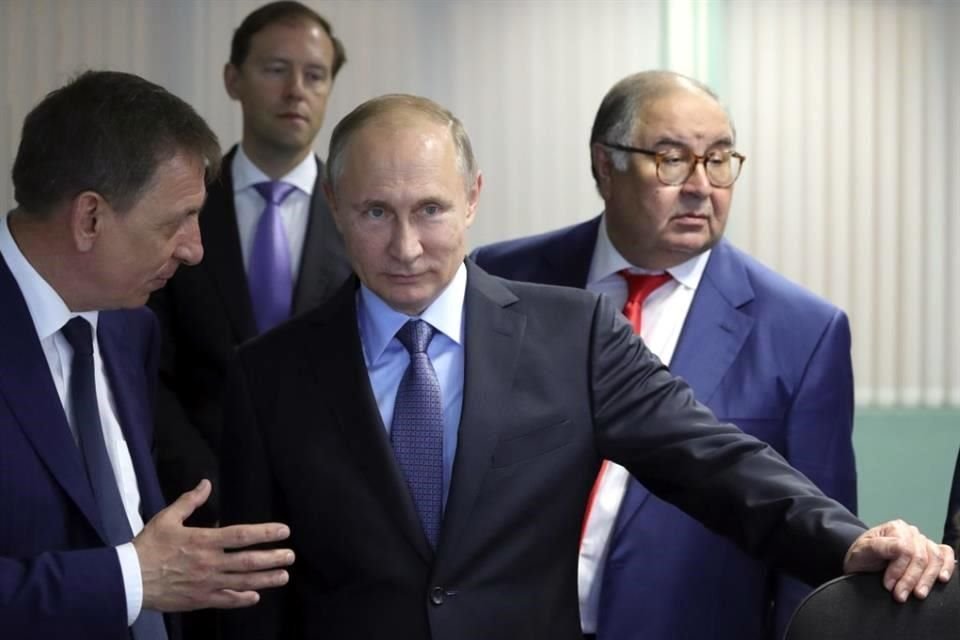 Alisher Usmanov, a la derecha, acompaña al Presidente ruso Vladimir Putin en una reunión en 2017.