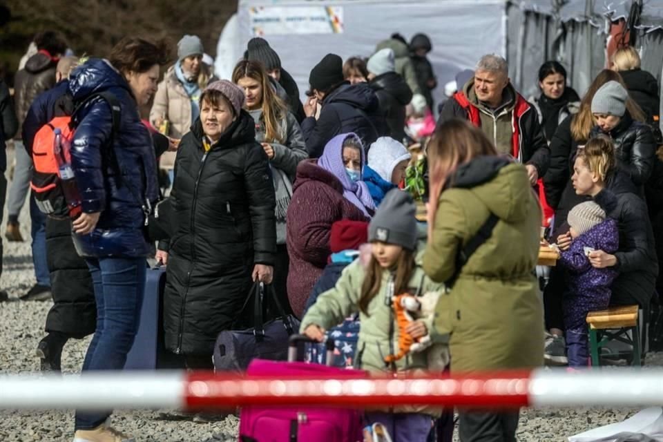 Refugiados de Ucrania llegan a la frontera entre Polonia y Eslovaquia, tras huir por la invasión rusa.